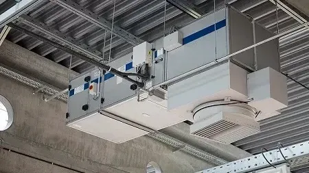 Hier ist das Kommunikationskit in der Praxis zu sehen. Angebracht am Lüftungsgerät kommuniziert es mit der VRF-Außeneinheit und ermöglicht dadurch die bedarfsgerechte Zulufttemperatur zu jeder Jahreszeit.
